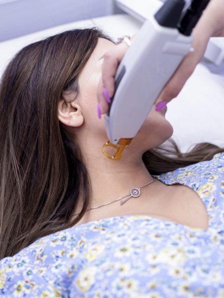 laser-epilation-procedure-female-neck-hairs